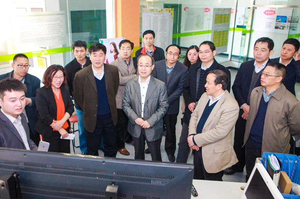 美國專家來我市指導交流日光溫室種植技術